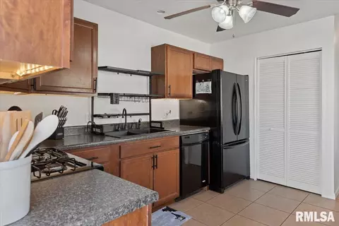 Kitchen - 1626 Fairmont Dr, Springfield, IL 62702 photo 2 of 2