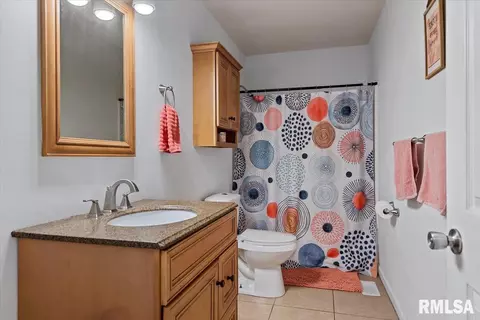 Bath - 1626 Fairmont Dr, Springfield, IL 62702 photo 2 of 2