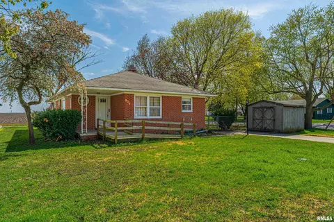 909 Miles St, Illiopolis, IL 62539