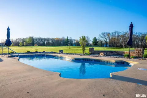 Exterior - 1611 E Baseline Rd, Centralia, IL 62801 photo 4 of 15