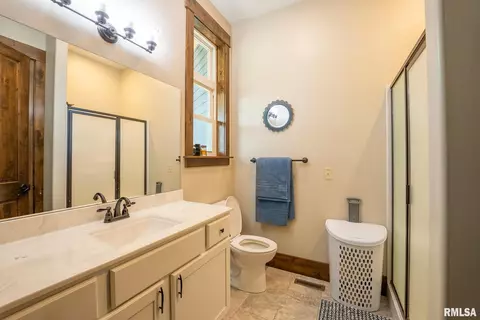 Bath - 1611 E Baseline Rd, Centralia, IL 62801 photo 4 of 8