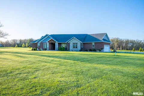 Exterior - 1611 E Baseline Rd, Centralia, IL 62801 photo 8 of 15