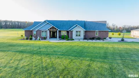 Exterior - 1611 E Baseline Rd, Centralia, IL 62801 photo 3 of 15