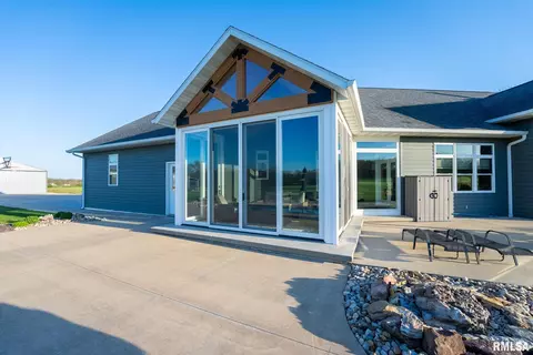 Exterior - 1611 E Baseline Rd, Centralia, IL 62801 photo 10 of 15