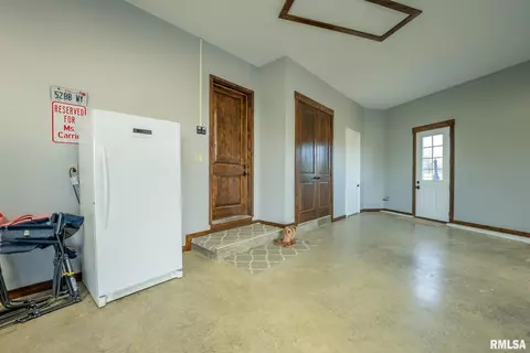 Entry Way - 1611 E Baseline Rd, Centralia, IL 62801 photo 2 of 2