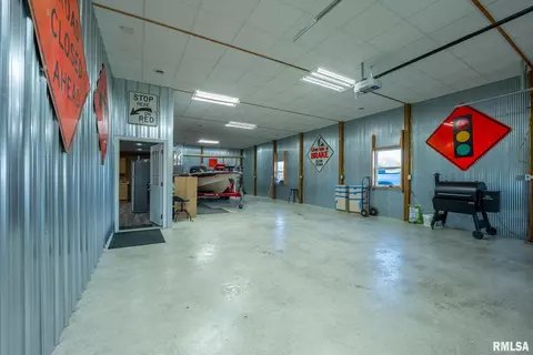 Exterior - 1611 E Baseline Rd, Centralia, IL 62801 photo 13 of 15