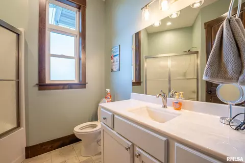 Bath - 1611 E Baseline Rd, Centralia, IL 62801 photo 2 of 8