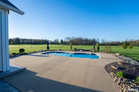 Exterior - 1611 E Baseline Rd, Centralia, IL 62801 photo 12 of 15
