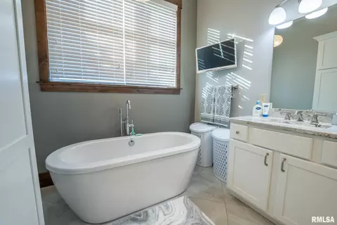 Bath - 1611 E Baseline Rd, Centralia, IL 62801 photo 7 of 8