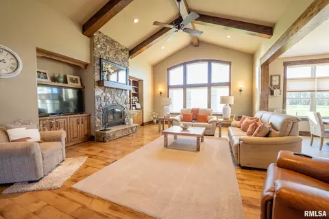 Living - 1611 E Baseline Rd, Centralia, IL 62801 photo 1 of 2