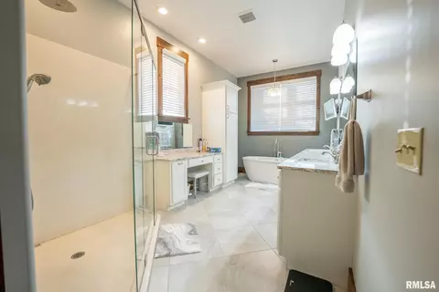 Bath - 1611 E Baseline Rd, Centralia, IL 62801 photo 6 of 8