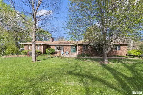 15 Oakland Dr, Riverton, IL 62561