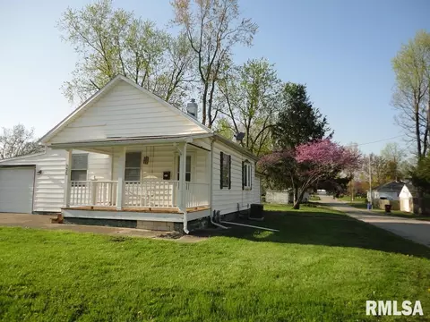 725 E Thompson St, Taylorville, IL 62568