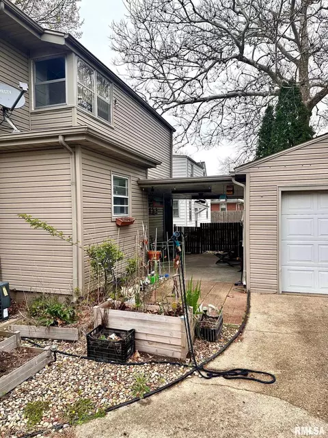 Exterior - 1038 W Maple Ave, Springfield, IL 62704 photo 3 of 4