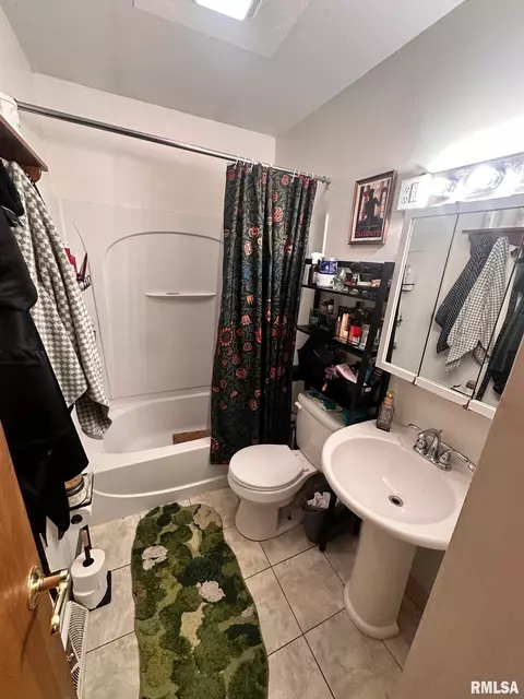Bath - 1038 W Maple Ave, Springfield, IL 62704 photo 2 of 2