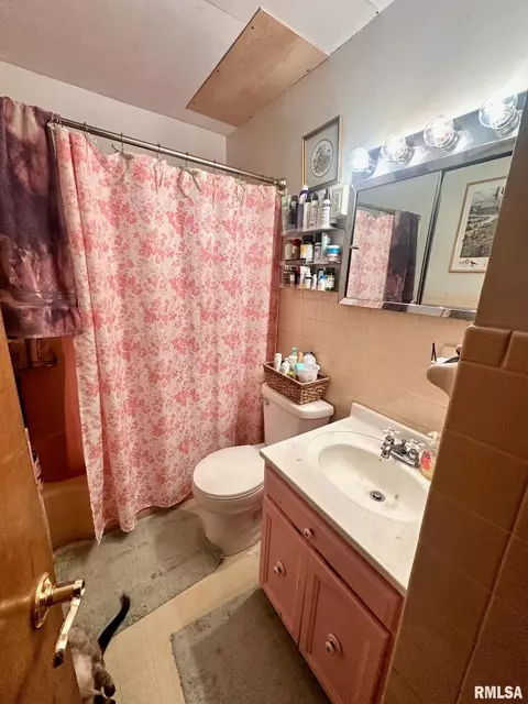 Bath - 1038 W Maple Ave, Springfield, IL 62704 photo 1 of 2
