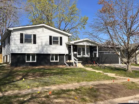 29 Greenbriar Dr, Jacksonville, IL 62650