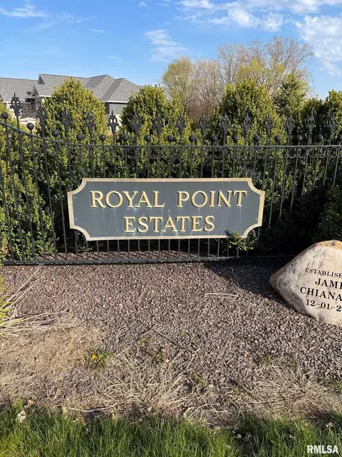 105 Royal Point Ct, Pekin, IL 61554