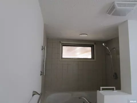 Bath - 55 Palomino Rd, Springfield, IL 62702 photo 2 of 8
