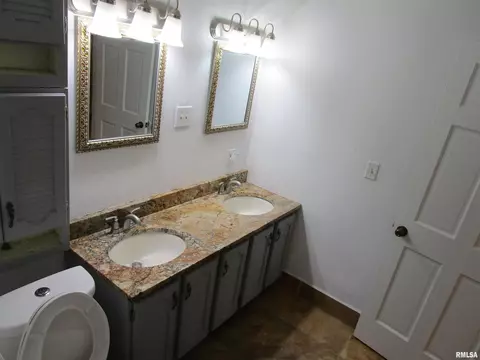 Bath - 55 Palomino Rd, Springfield, IL 62702 photo 3 of 8