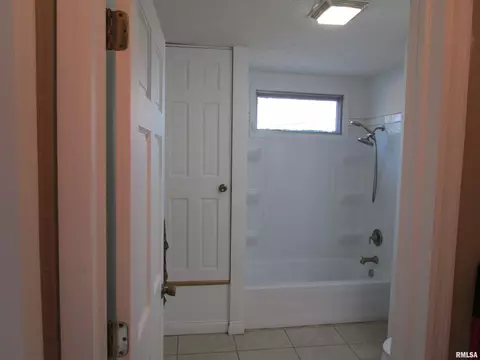 Bath - 55 Palomino Rd, Springfield, IL 62702 photo 8 of 8