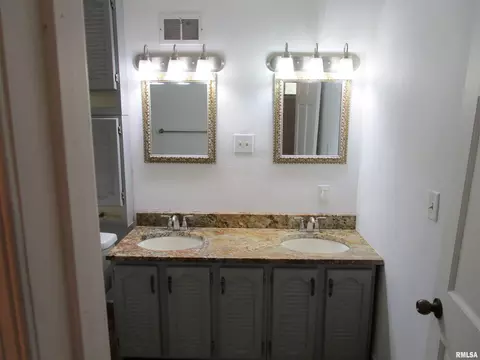 Bath - 55 Palomino Rd, Springfield, IL 62702 photo 1 of 8