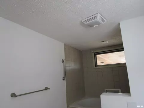 Bath - 55 Palomino Rd, Springfield, IL 62702 photo 4 of 8