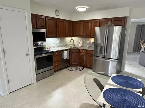 Kitchen - 22 Red Oak Ln, Springfield, IL 62712 photo 1 of 2
