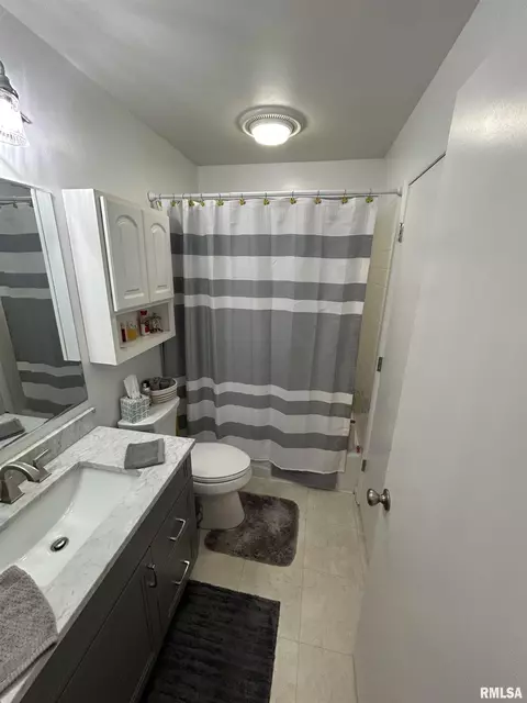 Bath - 22 Red Oak Ln, Springfield, IL 62712 photo 2 of 3