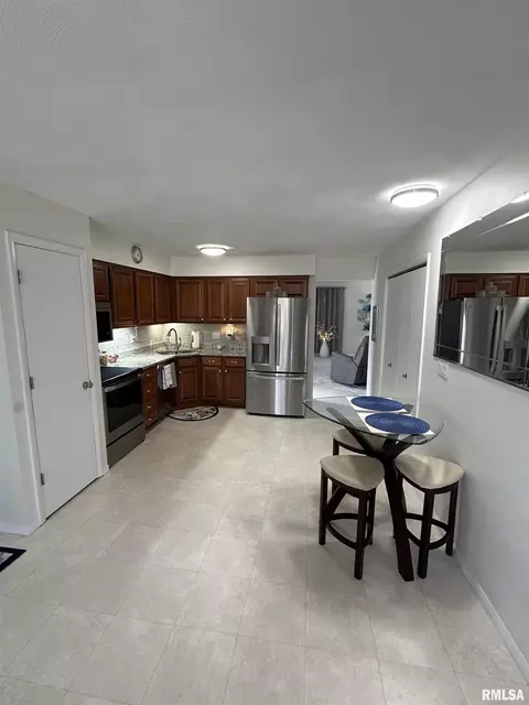 Kitchen - 22 Red Oak Ln, Springfield, IL 62712 photo 2 of 2
