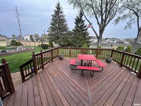 Exterior - 22 Red Oak Ln, Springfield, IL 62712 photo 3 of 4