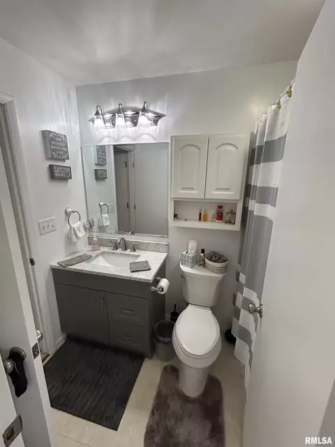 Bath - 22 Red Oak Ln, Springfield, IL 62712 photo 1 of 3