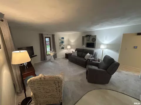 Living - 22 Red Oak Ln, Springfield, IL 62712 photo 1 of 2