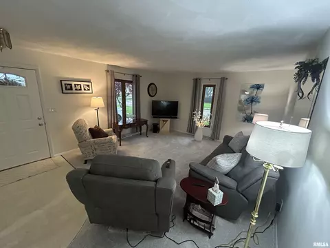 Living - 22 Red Oak Ln, Springfield, IL 62712 photo 2 of 2