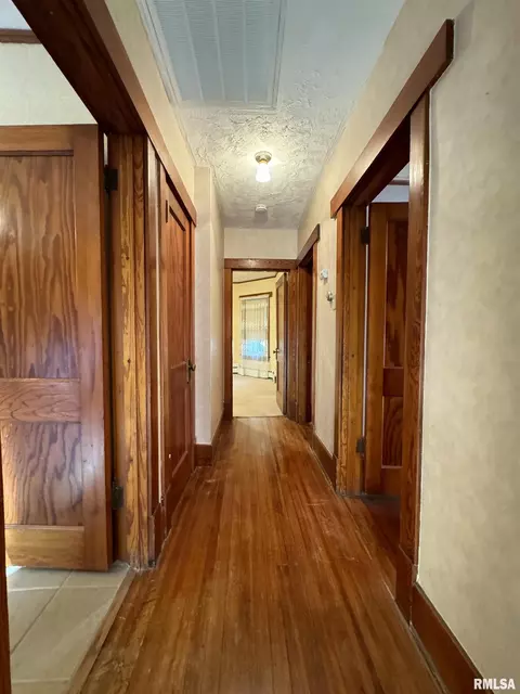 Entry Way - 323 E Cortland St, Avon, IL 61415 photo 6 of 7