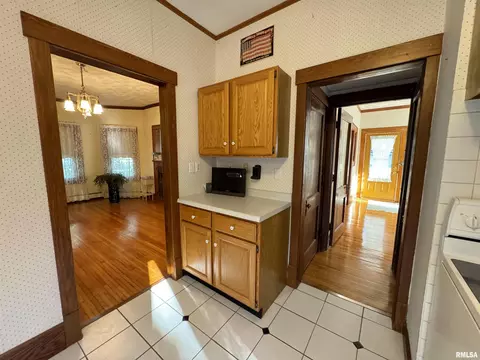 Entry Way - 323 E Cortland St, Avon, IL 61415 photo 4 of 7