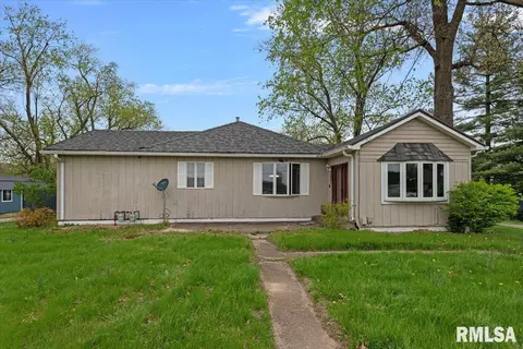 1021 E Washington St, Riverton, IL 62561