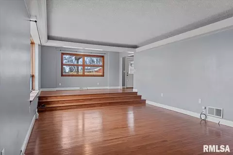 Living - 4325 S 3rd St, Springfield, IL 62703 photo 3 of 4