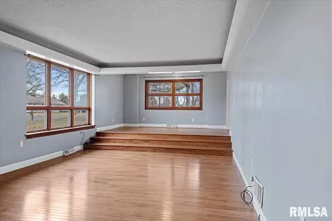 Living - 4325 S 3rd St, Springfield, IL 62703 photo 4 of 4