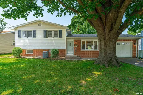 1033 N State St, Lincoln, IL 62656