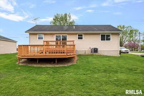 Exterior - 209 E Menard St, Riverton, IL 62561 photo 4 of 6