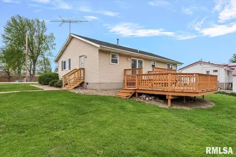 Exterior - 209 E Menard St, Riverton, IL 62561 photo 2 of 6