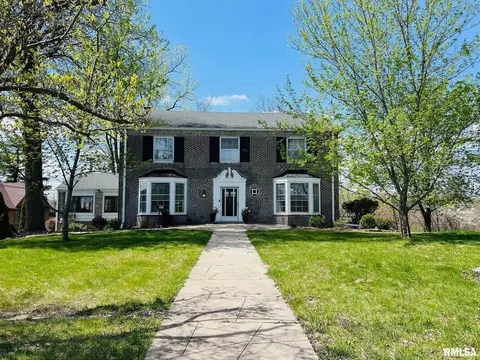 603 Country Club Dr, Hannibal, MO 63401