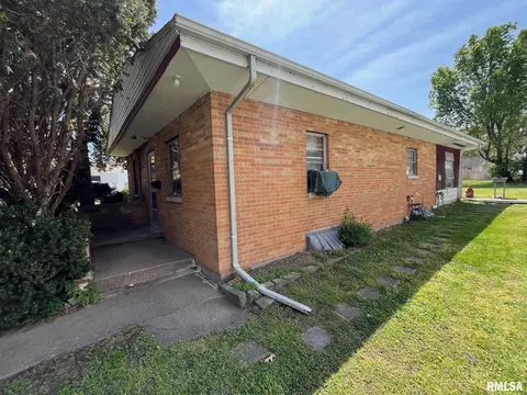 314 E Park St, Taylorville, IL 62568