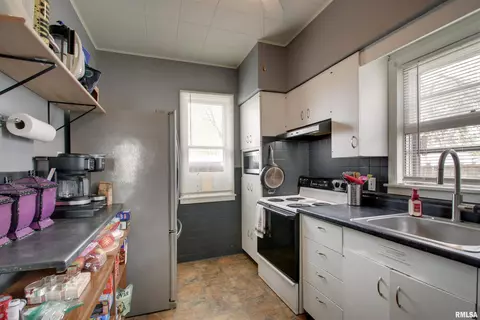Kitchen - 344 S State Rd, Mendon, IL 62351 photo 2 of 2