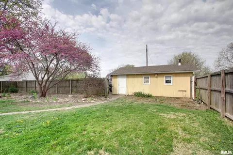 Exterior - 344 S State Rd, Mendon, IL 62351 photo 3 of 6