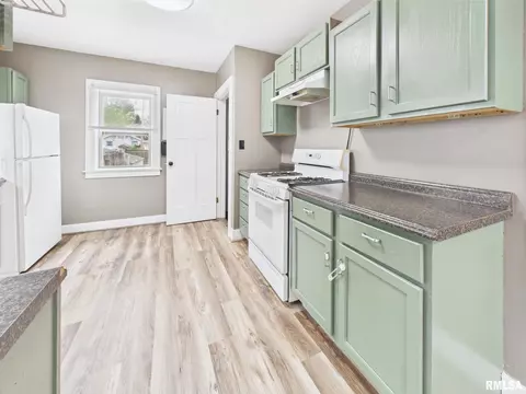 Kitchen - 2417 Yale Blvd, Springfield, IL 62703 photo 2 of 4