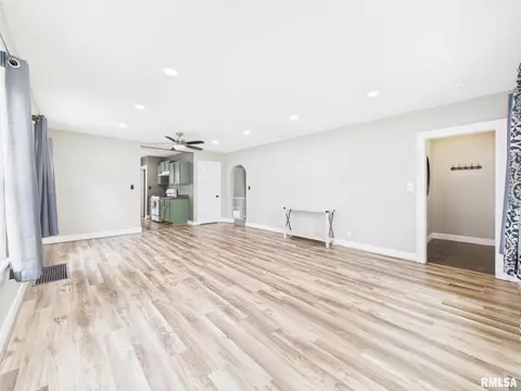 Living - 2417 Yale Blvd, Springfield, IL 62703 photo 2 of 4