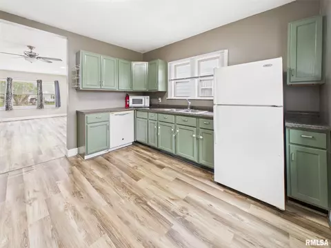 Kitchen - 2417 Yale Blvd, Springfield, IL 62703 photo 4 of 4