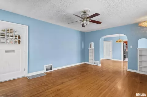 Living - 2128 S State St, Springfield, IL 62704 photo 1 of 6
